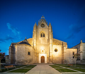 Fototapeta premium Gothic beauty of Palencia Cathedral at dusk in Spain