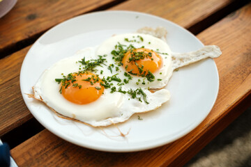 Zwei Spiegeleier am Teller