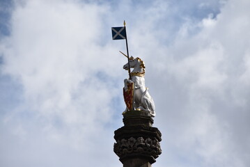 Statue de licorne, symbole de l'Écosse, au sommet d'une colonne, près de la Mercat Cross.