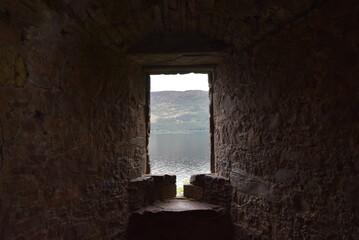 Vue sur le Loch Ness depuis une fenêtre du château d'Urquhart, en Écosse.
