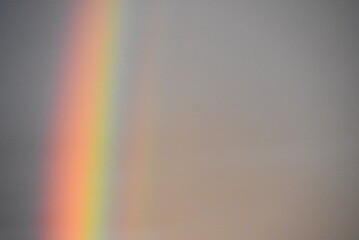 Fototapeta premium Couleurs de l'arc-en-ciel apparaissant dans le ciel au crépuscule.