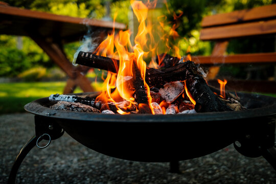 Lagerfeuer in der Feuerschale