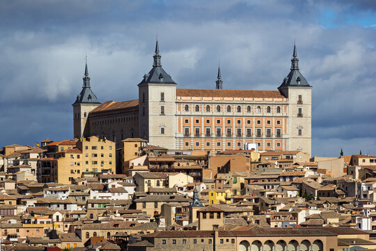 Alc&aacute;zar de Toledo, en lo alto de la ciudad de las tres culturas.