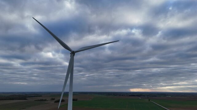 &eacute;olienne qui tourne,  prise &agrave; contre-jour en fin de journ&eacute;e sur un ciel tr&egrave;s nuageux