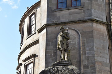 Statue en pierre de William Wallace, sur le porche de l'Athenaeum, à Stirling, en Écosse.