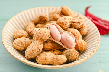 塩茹でした落花生