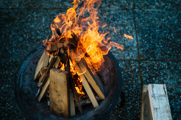 Lagerfeuer in Feuerschale, brennendes Holz