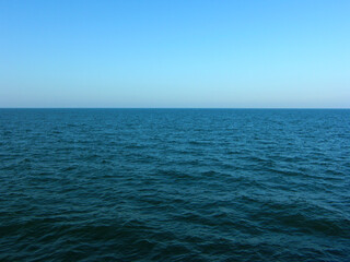 Die blauen sanften Wellen der Adria, dar&uuml;ber wolkenloser Himmel.