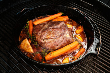 Rinderbraten (Schulterscherzel) mit Karotten und Sauce im Gusseisentopf (Dutch Oven)