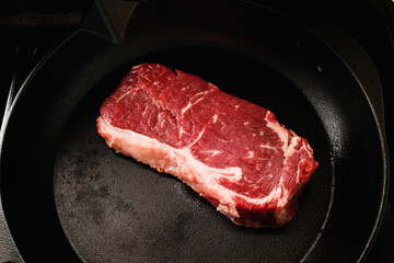 Rohes Rumpsteak in Gusseisenpfanne