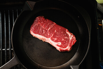Rohes Rumpsteak in Gusseisenpfanne