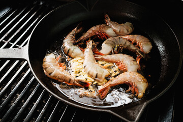Riesengarnelen in Gusseisenpfanne mit Knoblauch und Butter