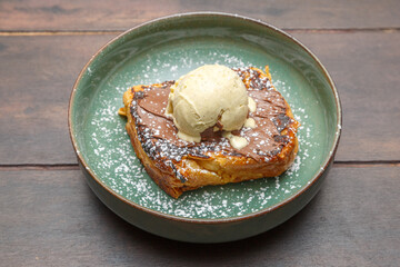 Brioche perdue enrobée de Nutella avec une boule de glace – concept africain
