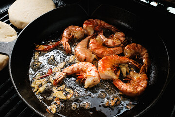 Riesengarnelen in Gusseisenpfanne mit Knoblauch und Butter