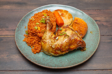 Thiebou Guinar – riz au poulet et légumes, plat traditionnel ouest-africain présenté sur une assiette colorée, table en bois. Plat sénégalais. 