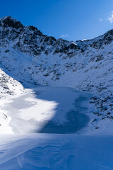 In the upper valley floor, the pond begins to freeze first in the mountains.