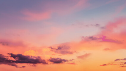 Fototapeta premium Vibrant Sunset Sky with Soft Pink, Orange, and Purple Clouds in a Dreamy Pastel Gradient