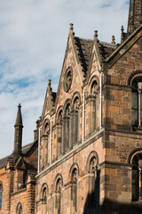 Detailaufnahme eines neugotischen Geb&auml;udes in Edinburgh bei Sonnenschein