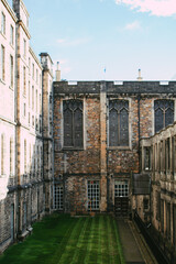 Historischer Innenhof mit gotischen Fenstern und gepflegtem Rasen in Edinburgh