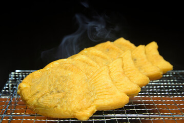 湯気が立ち昇る温かいたい焼き