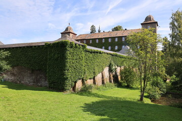 Impressionen von Burg Schnellenberg oberhalb der Stadt Attendorn im Sauerland	