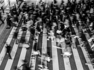 大阪梅田の横断歩道を渡る人々をスローシャッターで撮影