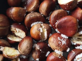 Montón de castañas en asándose con sal