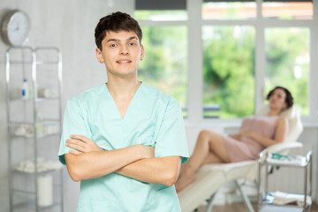 Obraz premium Doctor beautician invites you to visit the beauty clinic