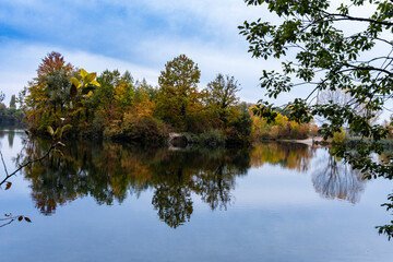 Arbres et reflets d&rsquo;automne