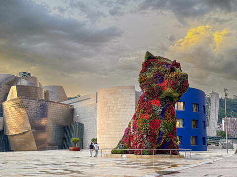 Puppy escultura floral de Jeff Kong monumental cachorro de West Highland white terrier en Museo Guggenheim (en vasco Guggenheim Bilbao Museoa) dise&ntilde;ado por Frank O. Gehry en Bilbao, Pais Vasco, Espa&ntilde;a