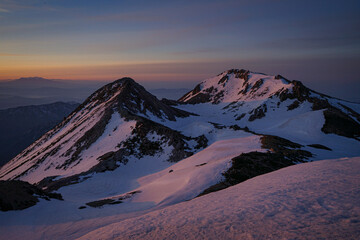 朝焼けに染まる残雪期の白山