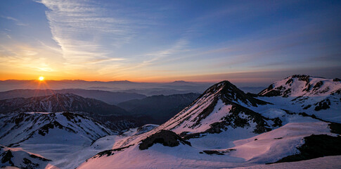 朝焼けに染まる残雪期の白山