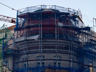 Fototapeta premium luminous skyline with diverse architecture reflected in tranquil waters during lively nocturnal