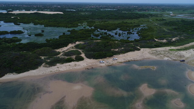 Torres e&oacute;licas cercadas por dunas e lagoas nos Pequenos Len&ccedil;&oacute;is Maranhenses, em Paulino Neves, Maranh&atilde;o, capturadas em imagem a&eacute;rea feita por drone