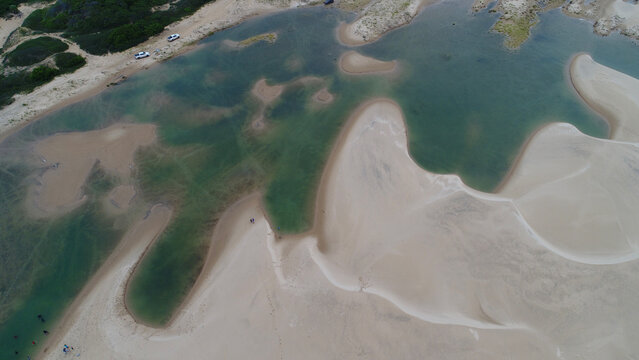Foto a&eacute;rea dos Pequenos Len&ccedil;&oacute;is Maranhenses, em Paulino Neves, Maranh&atilde;o, destacando o contraste entre areia branca, &aacute;gua azul e areia