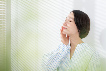 女性　ビューティー　スキンケア