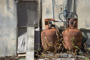 錆びた古びたプロパンガスのタンク