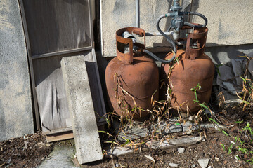 錆びた古びたプロパンガスのタンク