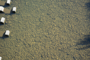 下を眺めた川の風景