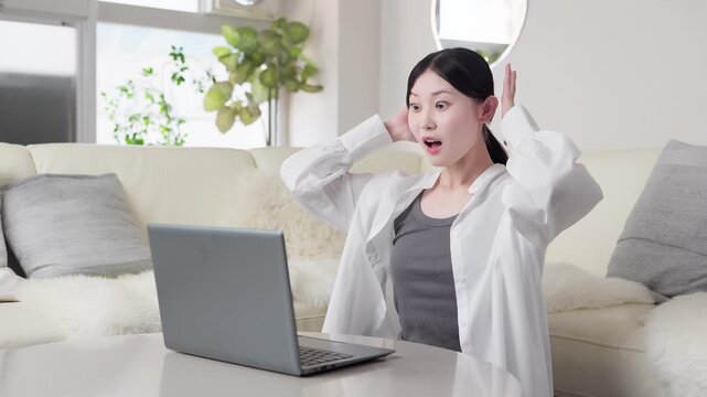 パソコントラブルでパニックになる女性