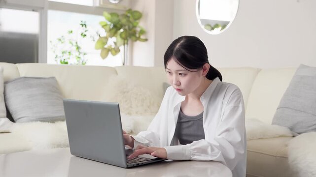 パソコントラブルでパニックになる女性