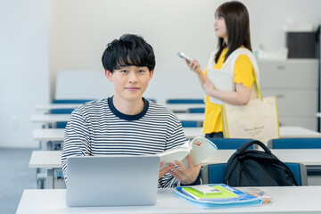 教室で授業を受ける大学生