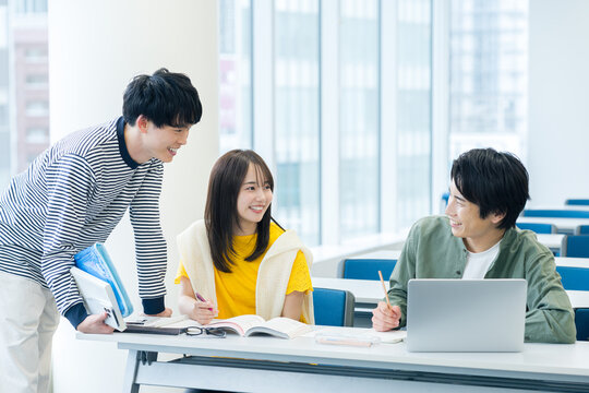 教室で授業を受ける大学生