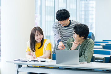 教室で授業を受ける大学生