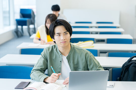 教室で授業を受ける大学生