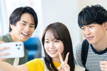自撮りする学生