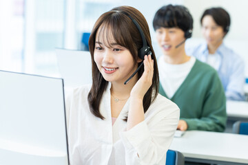 インカムで話すオペレーター