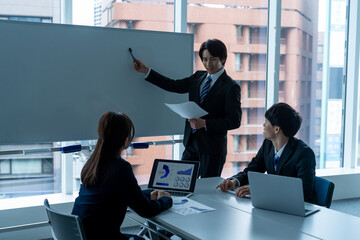 打ち合わせする若いビジネスマン