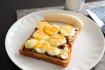 とろけるチーズとゆで卵のトースト朝食