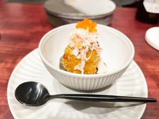 お洒落に盛られたカニクリームコロッケ
